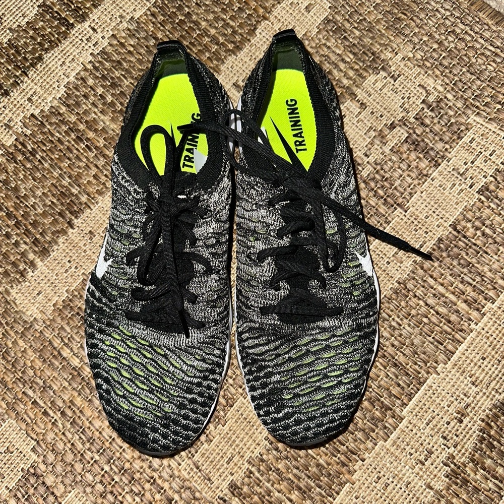 NEVER WORN- 7.5 NIKE ZOOM WOMENS RUNNING SHOES